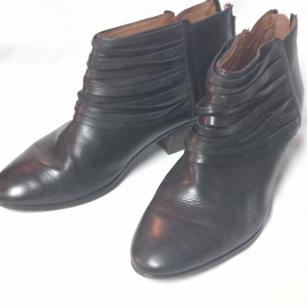 Clarks Woman's Ankle Boots Zip back Size 10M Black